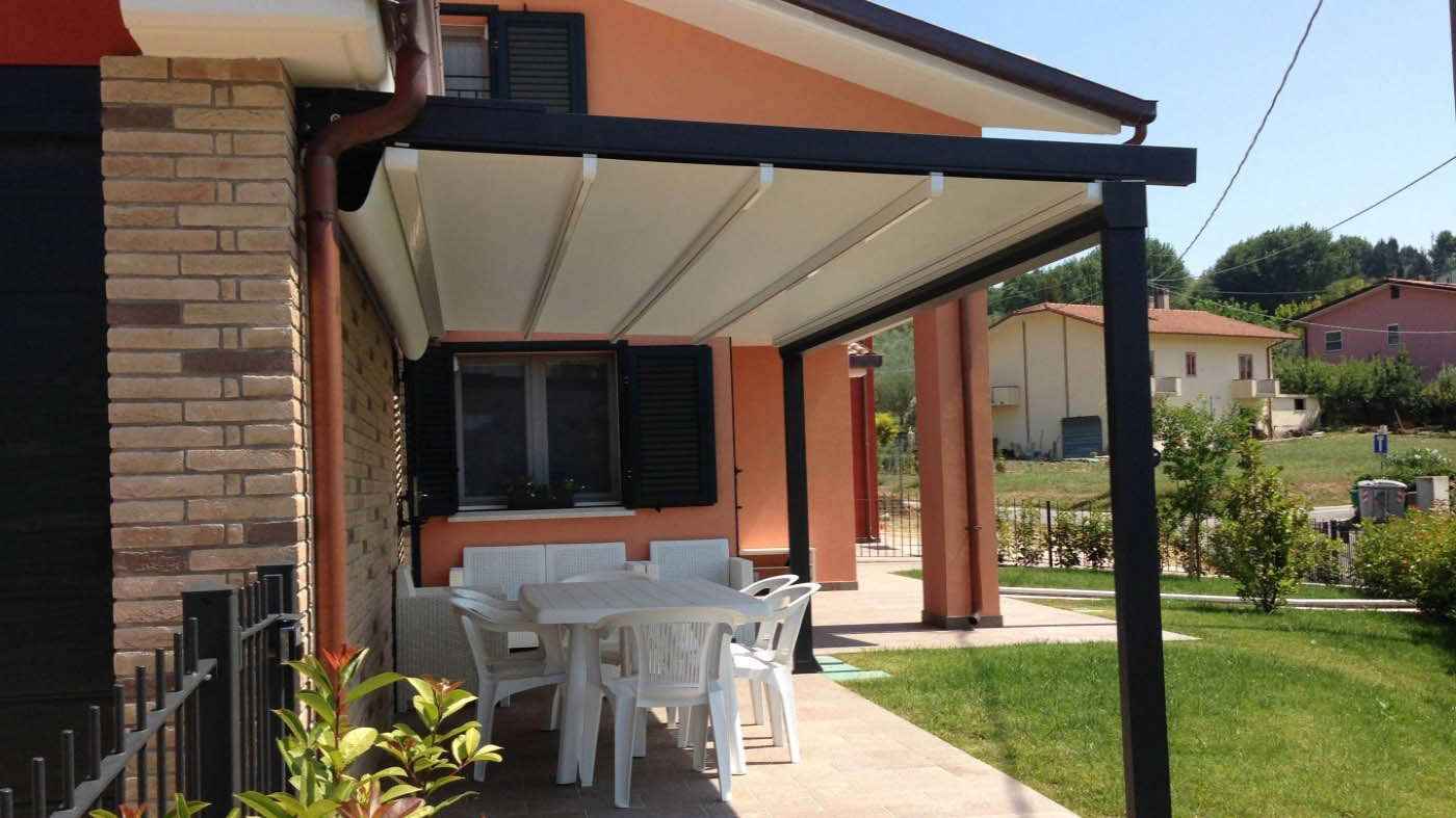 Pergola de estructura de aluminio y cubierta retráctil de lona PVC impermeable instalación en jardín 