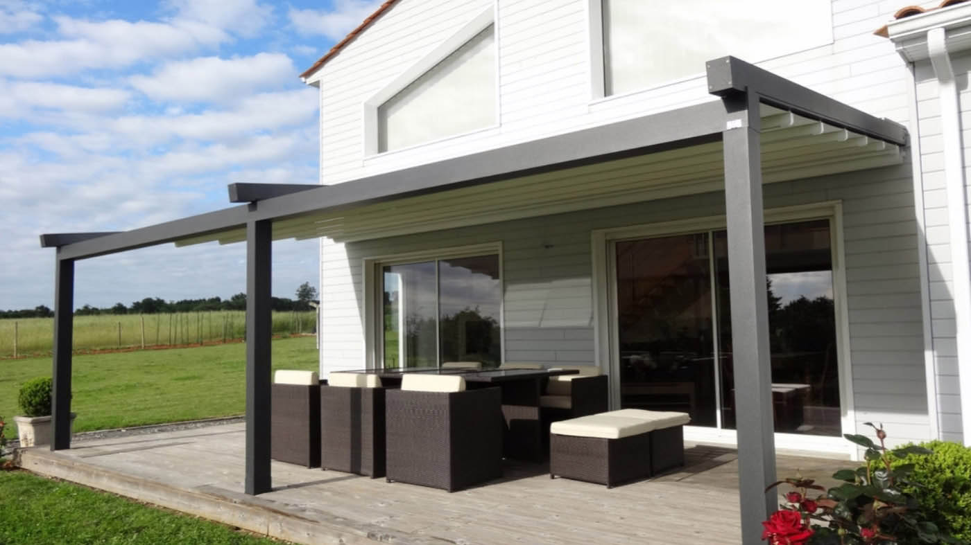 Pergola de estructura de aluminio y cubierta retráctil de lona PVC impermeable instalación en porche 