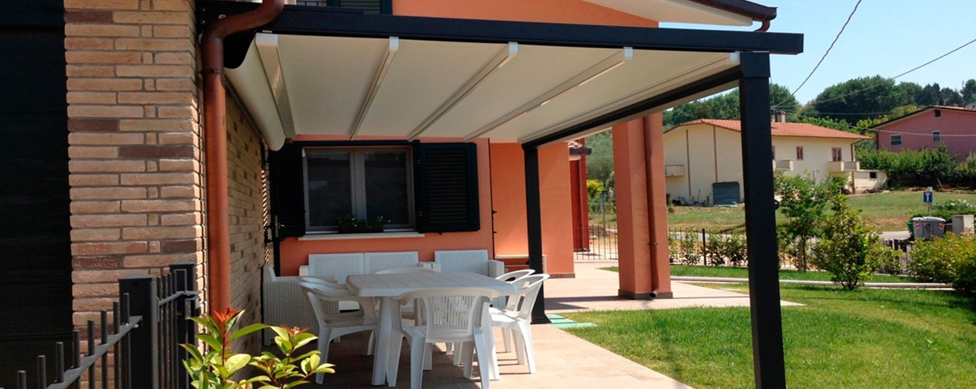 Pérgola D550 instalada en porche