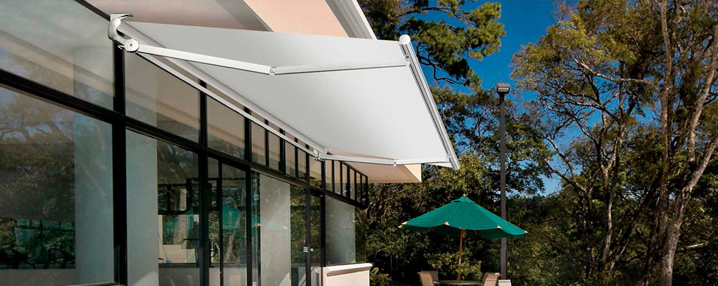 Toldo extensible monobloc 410 instalado en jardin