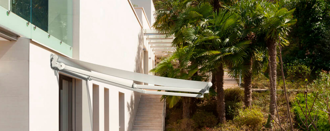 Toldo extensible monobloc 410 instalado en fachada