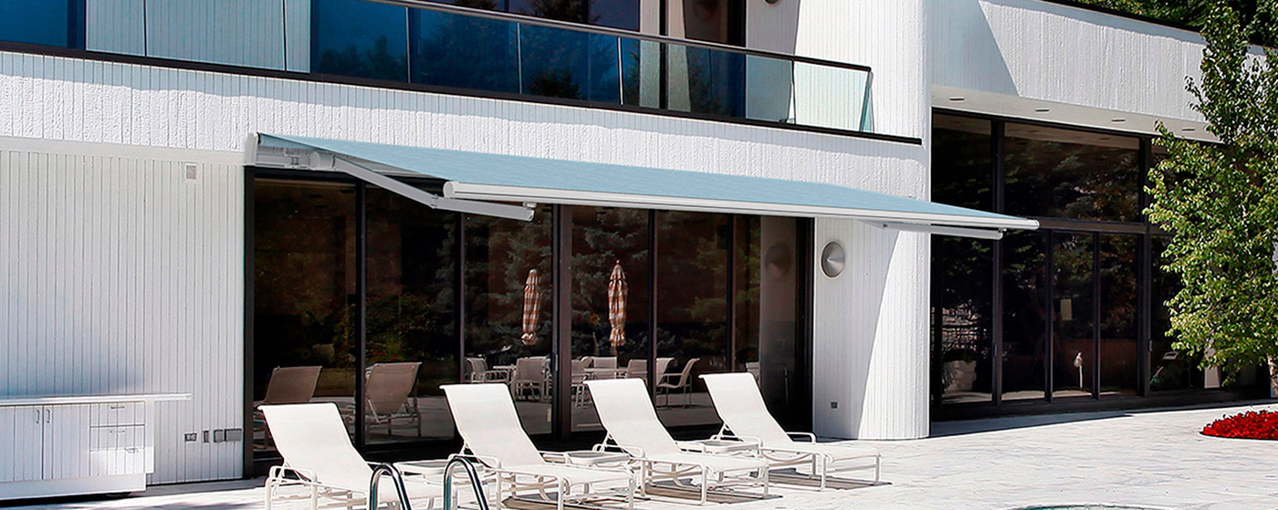 Toldo extensible Monobloc 485 instalado en piscina