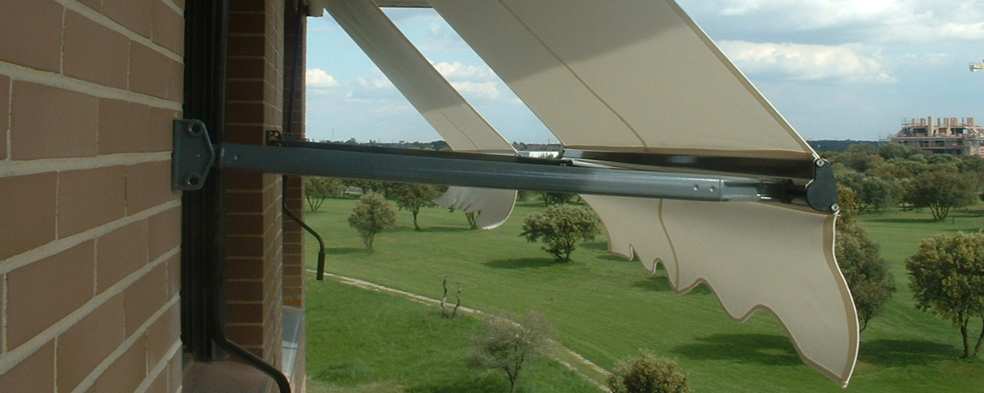 Toldo punto recto instalado en fachada